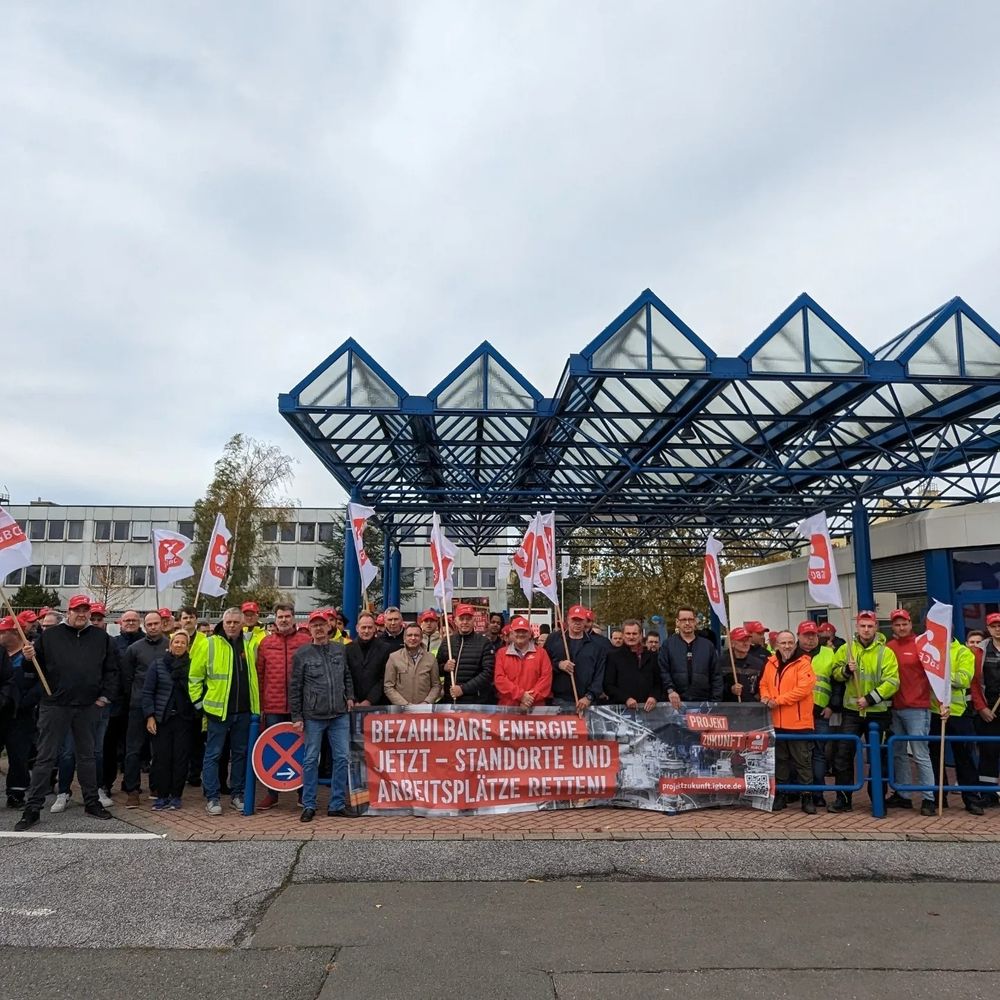 Eine große Gruppe von IGBCE Mitgliedern hält Fahnen und Schilder hoch, um auf die Notwendigkeit des Industriestrompreises aufmerksam zu machen.