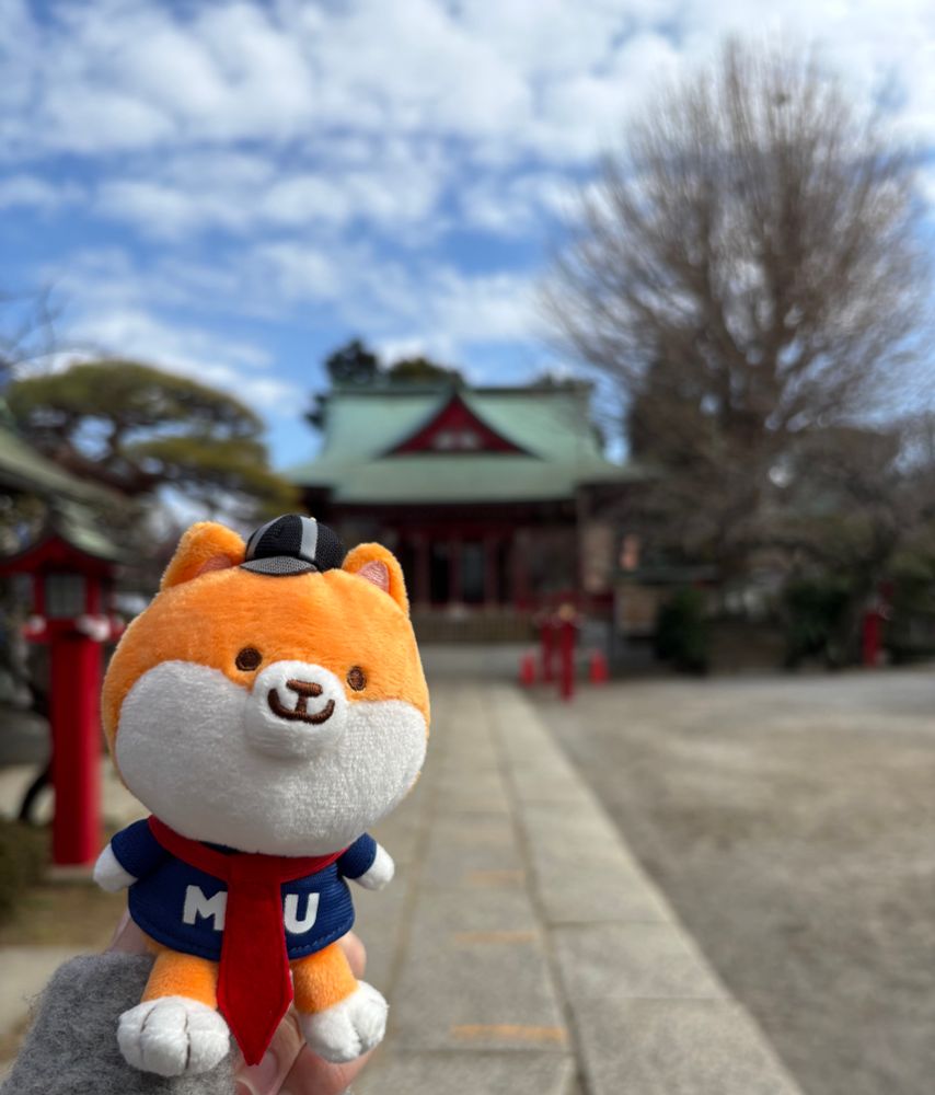 岡村天満宮とポリまる。岡村天満宮さんは、宗氏くんSSRの背景で、正月に双子が行った神社です。お揃いのお守り買った。