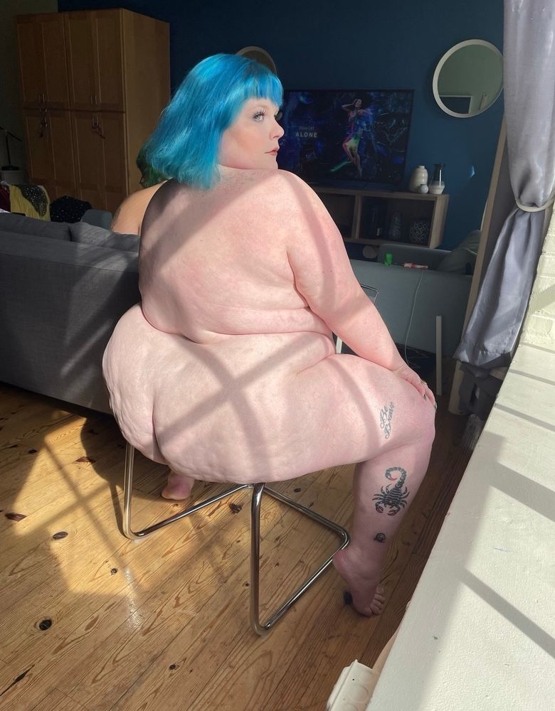 Fat alt babe sparkles sitting backwards in a chair arching her back showing her juicy ass 