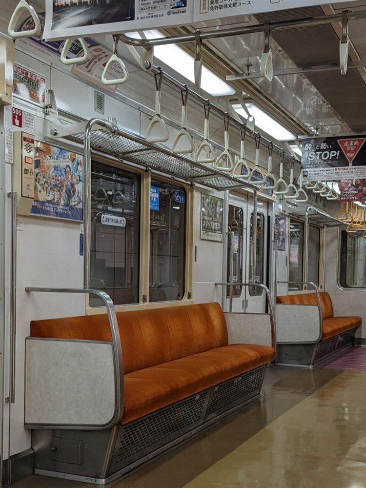 横浜市交通局3000A形(友情出演)
1992年登場であるが、結果的に多くの1980年代製の地下鉄車両と同時期に全廃される見込みのため掲載する

1980年代のトレンドであるどこかスクエアなデザインの内装と比べると、3000A形のソレはどこか丸みを帯びていて柔和な印象を与える

関東地方の鉄道事業者で、この時期の一般車両に蛍光灯カバーを採用した例は実に珍しい(~1960年代前半に、車内照明としての蛍光灯の黎明期に蛍光灯カバーを採用していた例はある)
