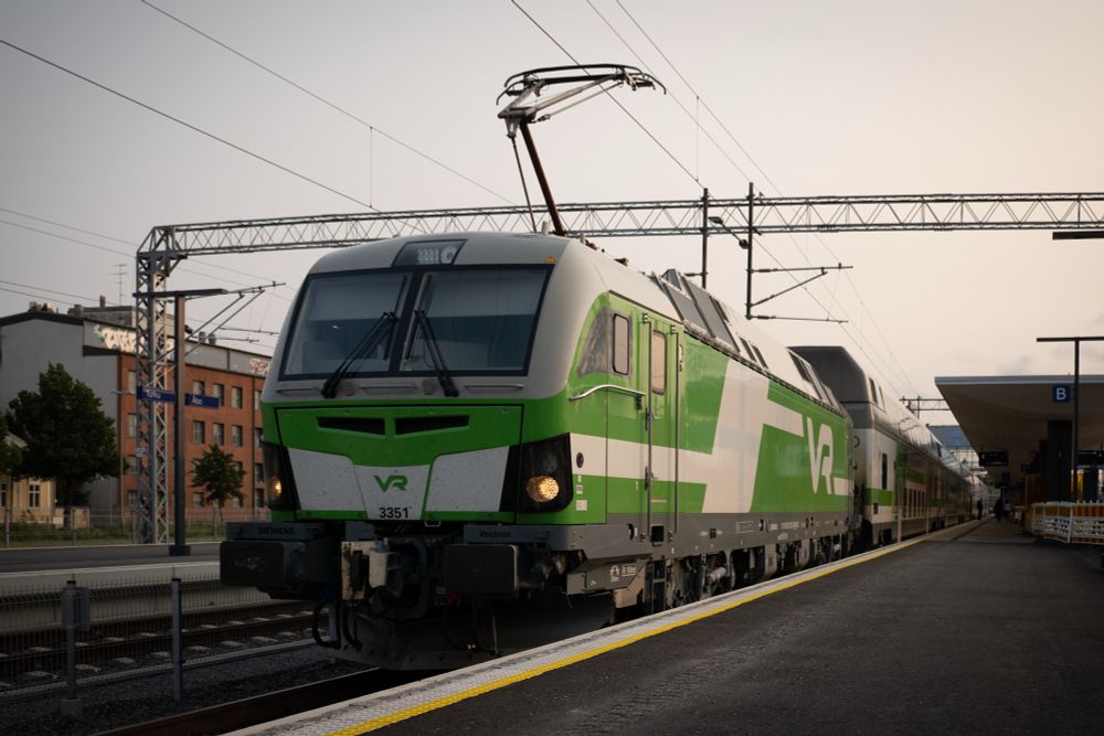 Grüne Vectron-Lok der VR am Bahnsteig
