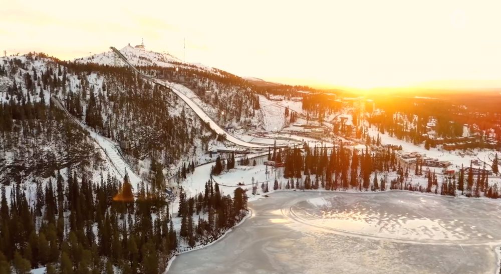 Sonne, See und Skisprungschanze