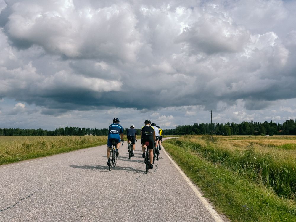 Eine Gruppe Rennradfahrer auf der Straße 