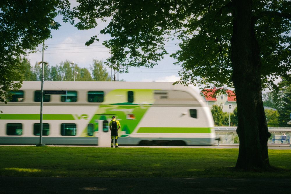 Man steht auf dem Bahnsteig vor einem einfahrenden Zug