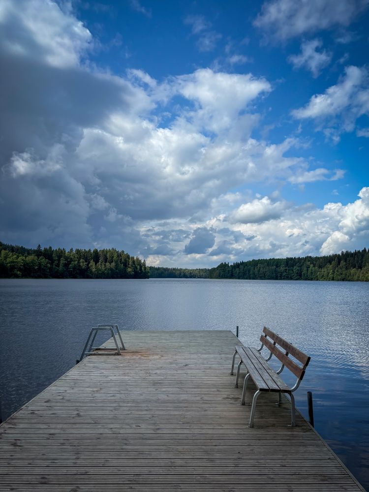 Bank auf einem Steg am See