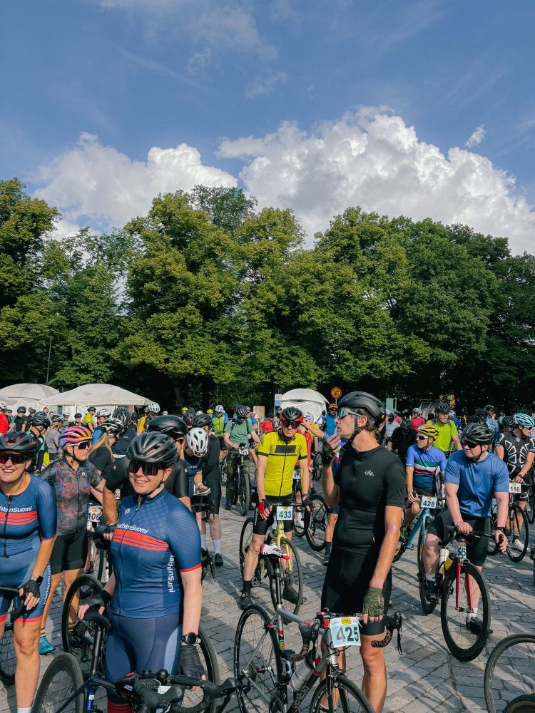 Ein Haufen Radfahrer in Radfahrerkleidung