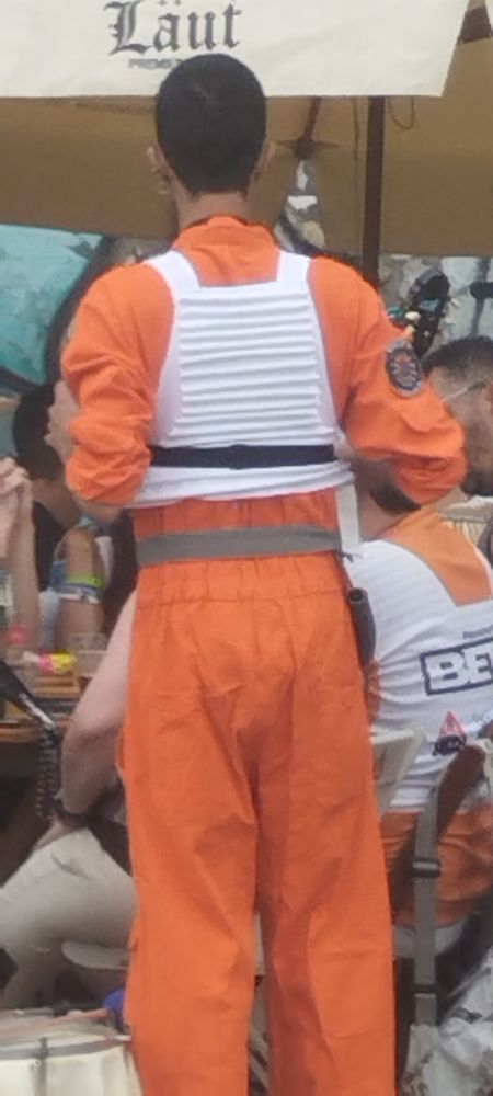 Rapaz vestido com macacão laranja 80 Star Wars
