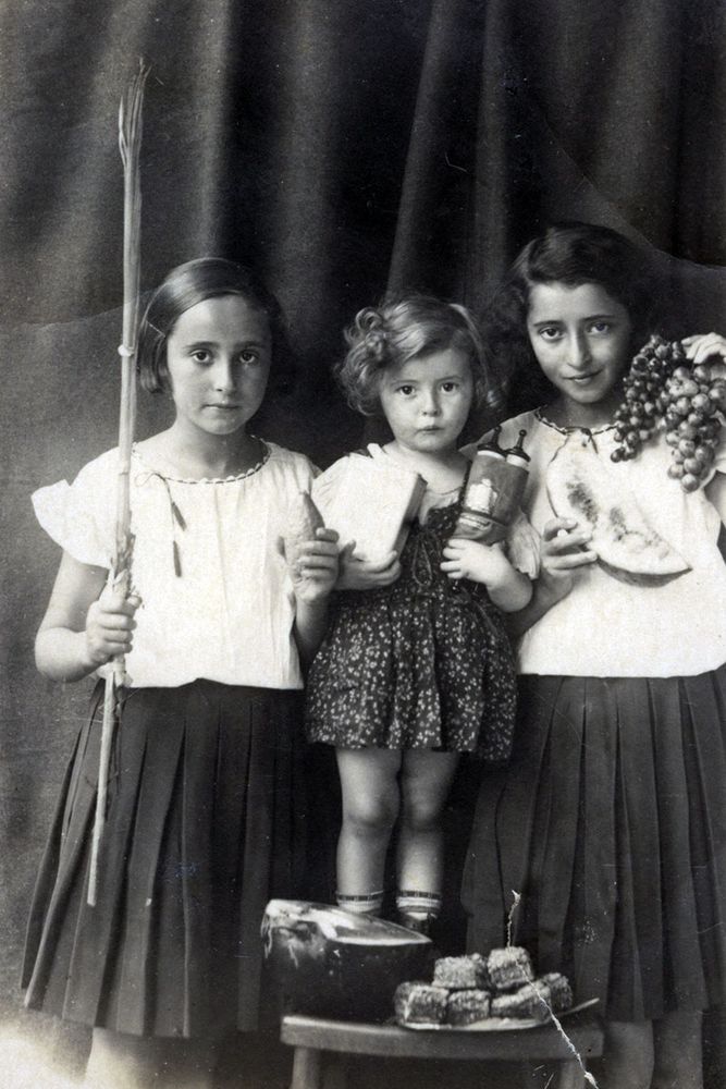 Donia, left was buried alive in Kamionka Forest, Feb 18, 1943 Esther on far right was killed the same day. 