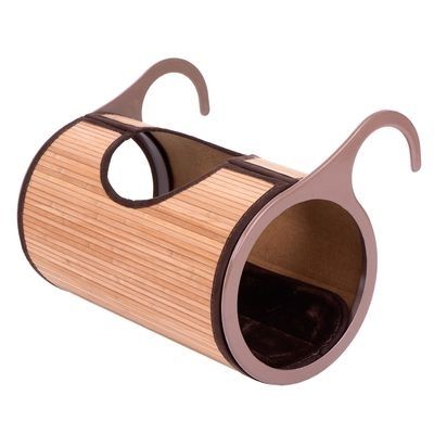 Joli hamac à chat pour radiateurs. Cylindrique, en bois couvert de bambou, avec petit tapis à l'intérieur et 3eme entrée par le dessus.
Il s'accroche avec 2 gros crochets sur le radiateurs.