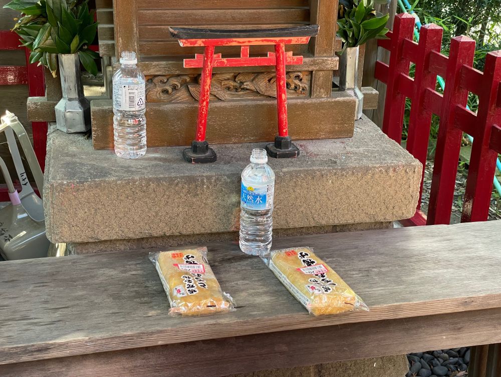 お稲荷さんに20%割引されたお揚げが2つ供えられている。