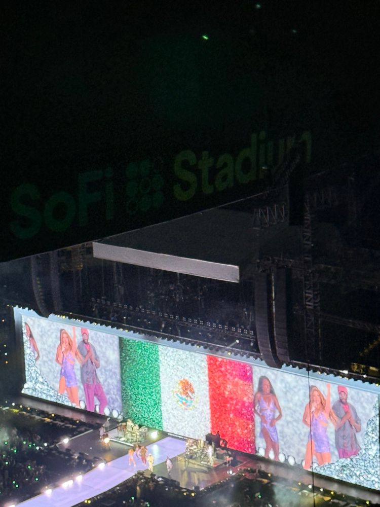 Mexican flag displayed at the screens of the las mujeres ya no lloran tour 
