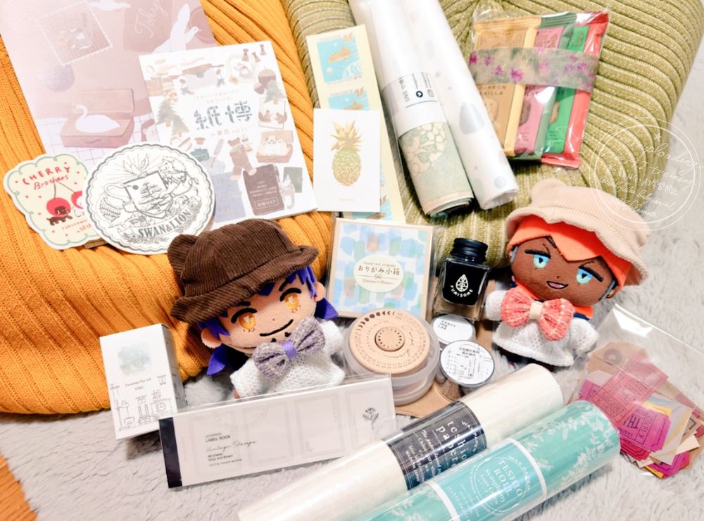 買ったものやもらったものと一緒に、記念写真を撮るノヘマたち