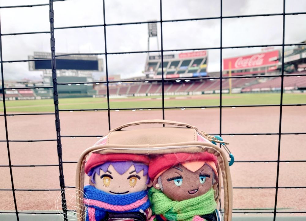 フィールドに近い観戦席でポーズをとるノヘマちゃんたち