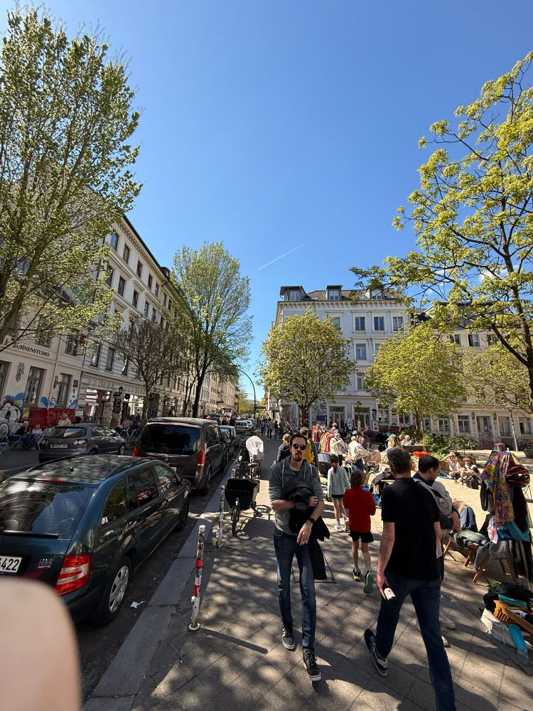 A sunny day on the lively streets of Hamburg 
