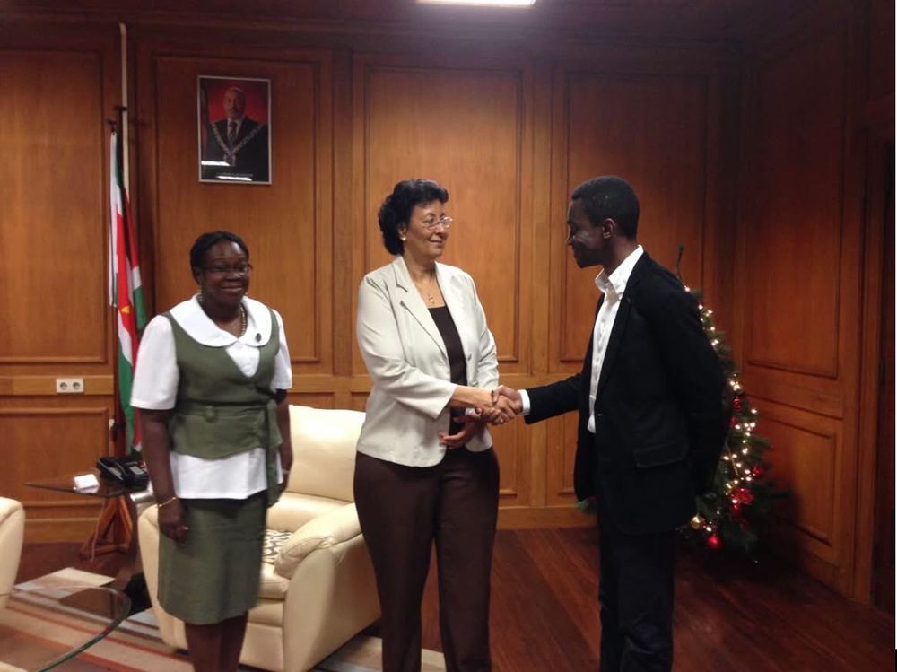 Dr Ayo Adene, UNICEF Teamleider (rechts), ontmoet Dr Jennifer Geerlings-Simons (midden) in Suriname’s parlement in Paramaribo.