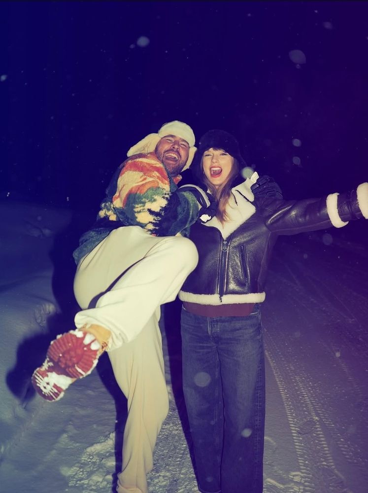 Travis Kelce and Taylor swift having fun in the snow