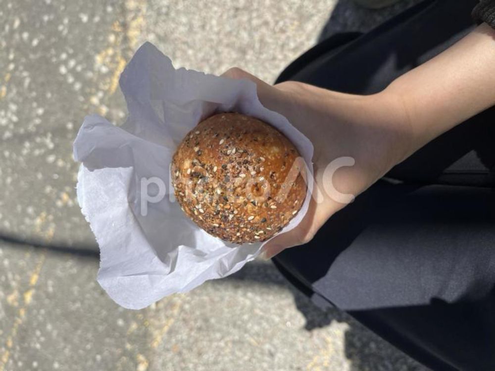 カナダのカフェのパティオで菓子パン