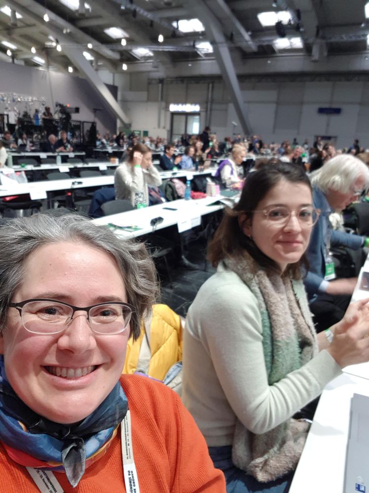 Corinna und Lisa schauen in die Kamera

Im Hintergrund noch einige freie Plätze in der Messehalle
