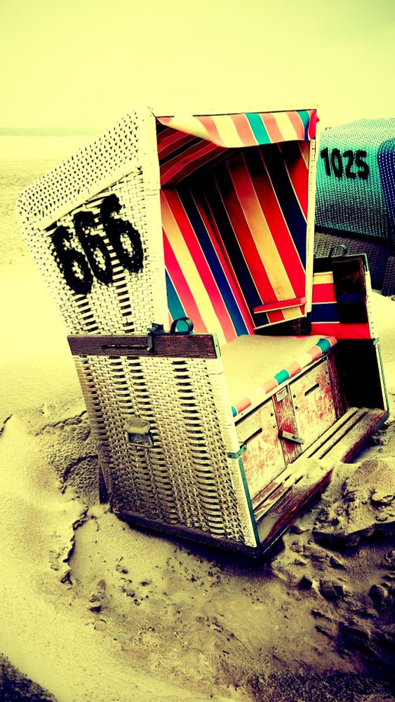 Ein weißer Strandkorb mit der Nummer 666.