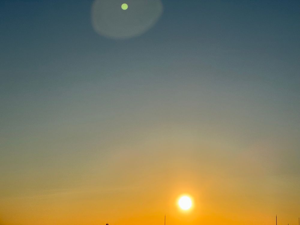朝、日の出から30分後の東の空
。太陽の位置は低い。晴天