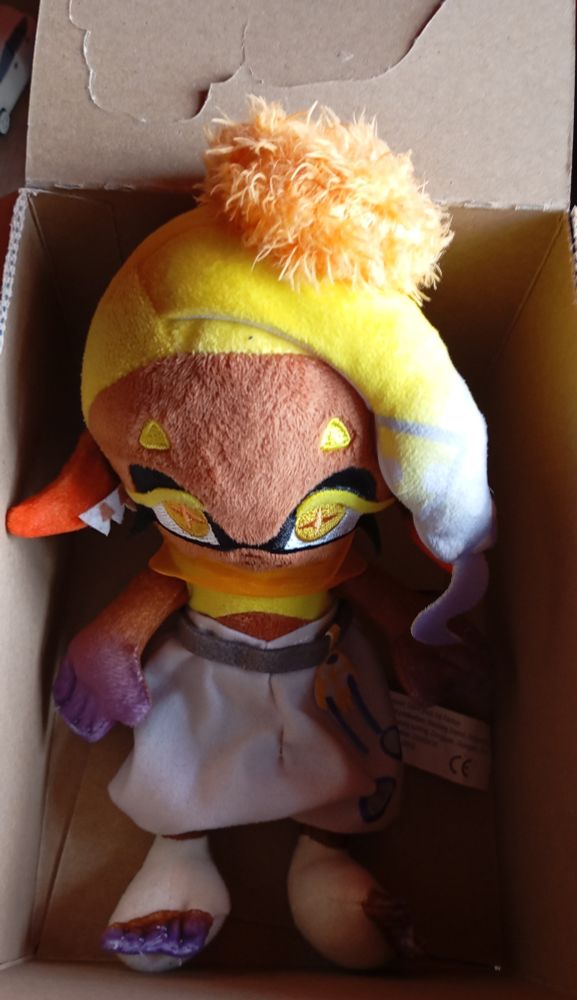 Man the box was empty and now i dont have any Mini Mamuts >:c
Oh well, at least Frye looks hella adorable in that box am i right