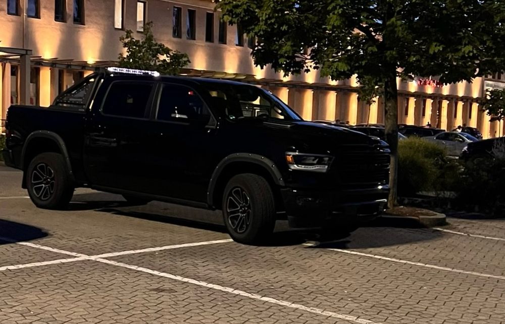 Ein Pick-up-Truck beansprucht vier Parkplätze.