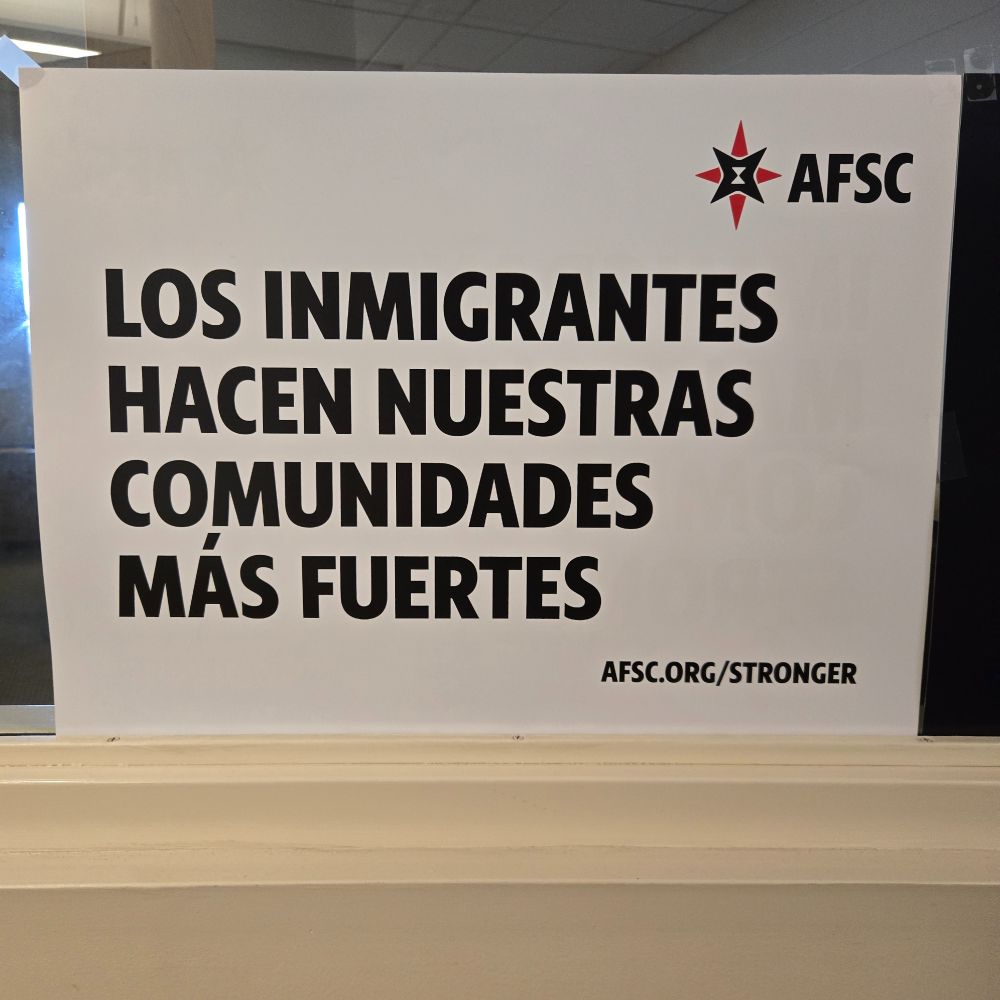 Sign says, AFSC. Los inmigrantes hacen nuestras comunidades mas fuertes. afsc.org/stronger