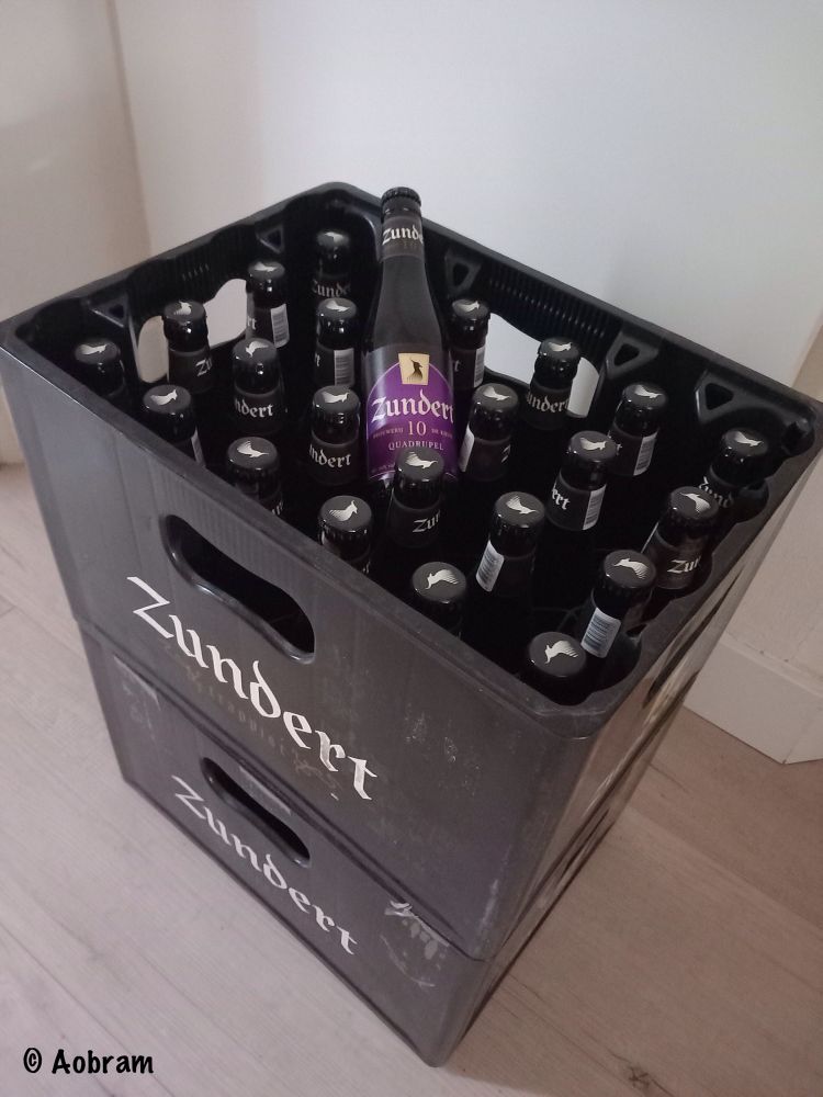 Nog een poosje genieten van Zundert 10.
Foto van twee kratjes gevuld met flessen Zunder 10 quadrupel met de opdruk Zundert.
