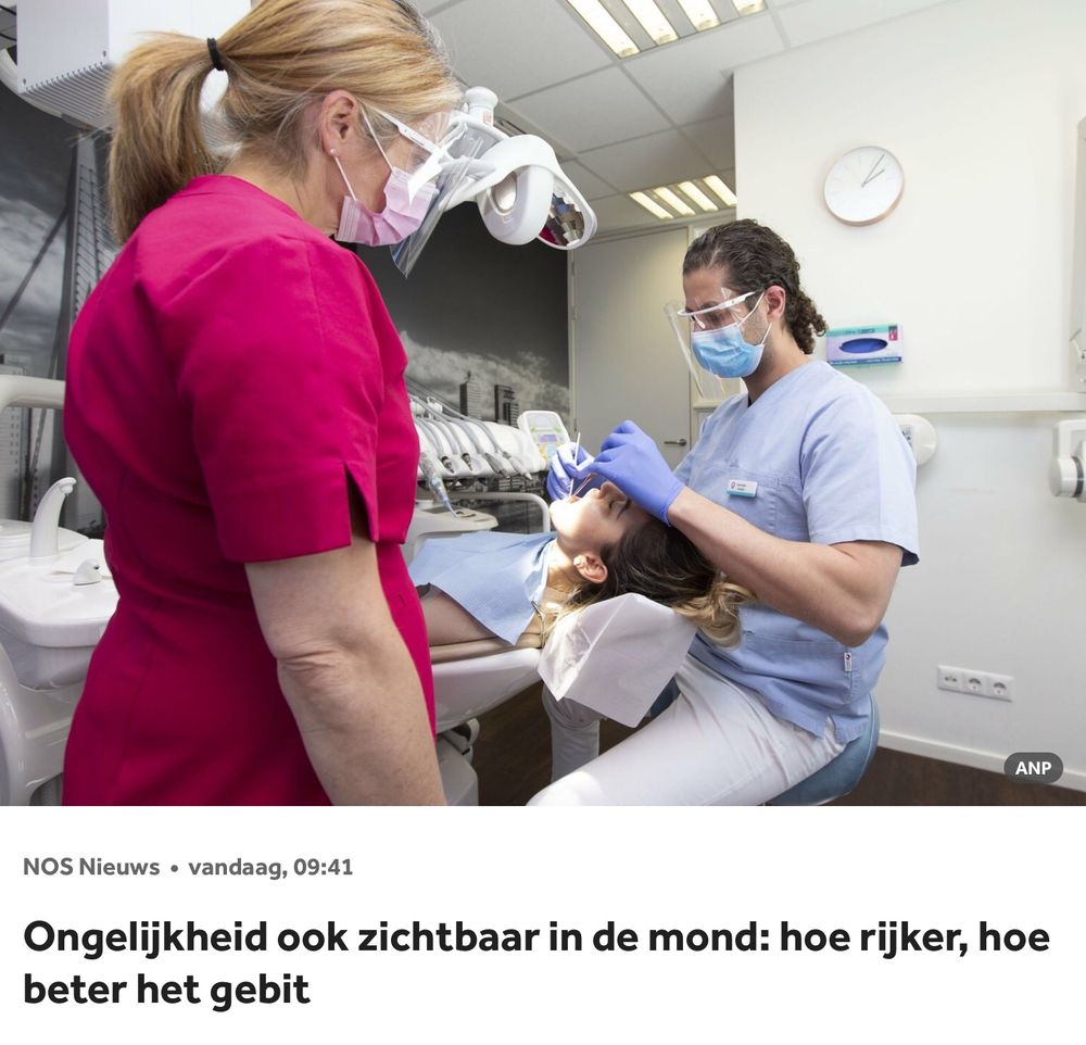 Foto van de behandelkamer van een tandarts met cliënt, tandarts en assistent. Onderschrift: ongelijkheid ook zichtbaar in mond: Hoe rijker, hoe beter het gebit.