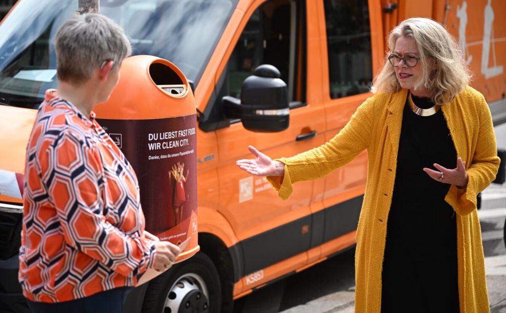 Die Umweltsenatorin präsentiert lustige Werbebilder, die das Müllproblem eindämmen sollen. Einer Verpackungssteuer erteilt sie hingegen eine Absage.