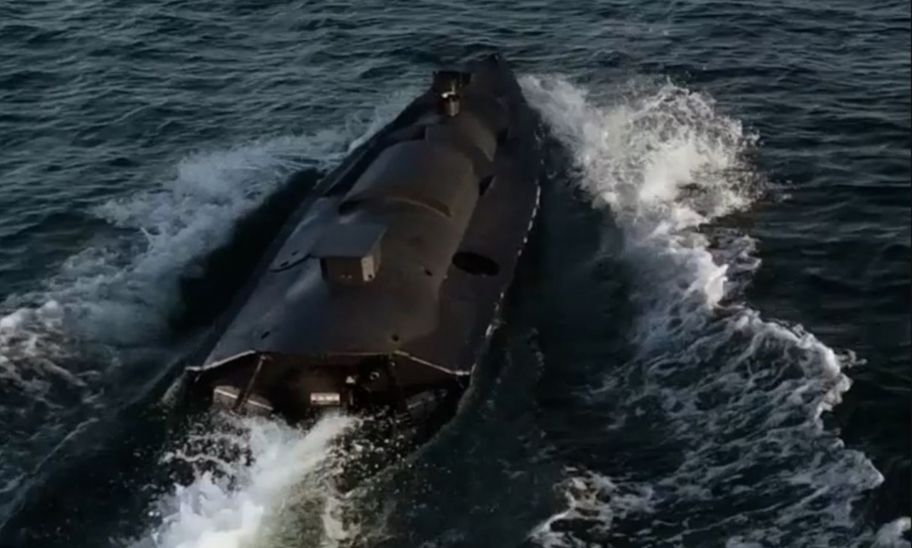 Bild einer Seedrohne, die eine kleine Bugwelle vor sich herschiebt