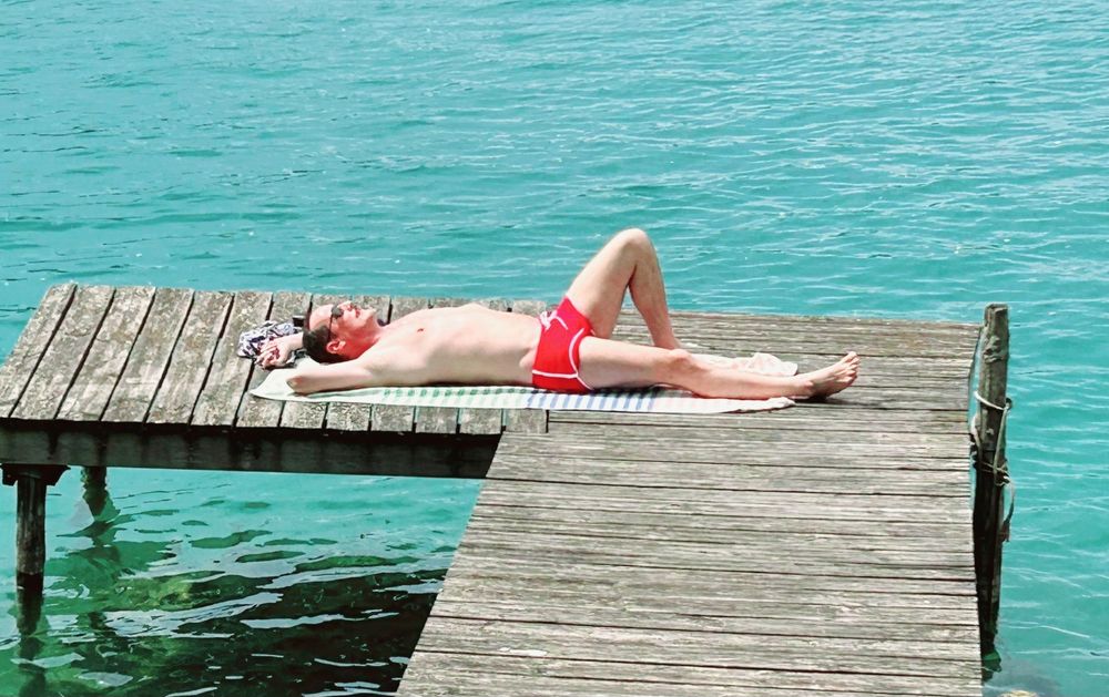 Autoportrait en maillot de bain, bronzant sur un ponton. 