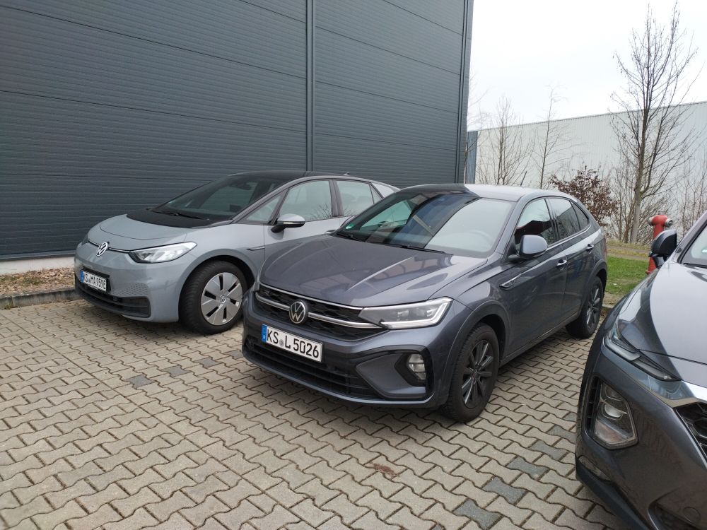 Vergleichsbild: vorn ein dunkelgrauer T-Roc, dahintet ein hellgrauer ID 3.