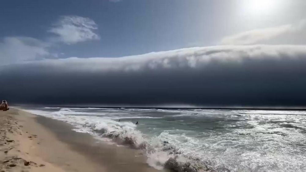 Rare cloud amazes beachgoers and weather experts in Portugal