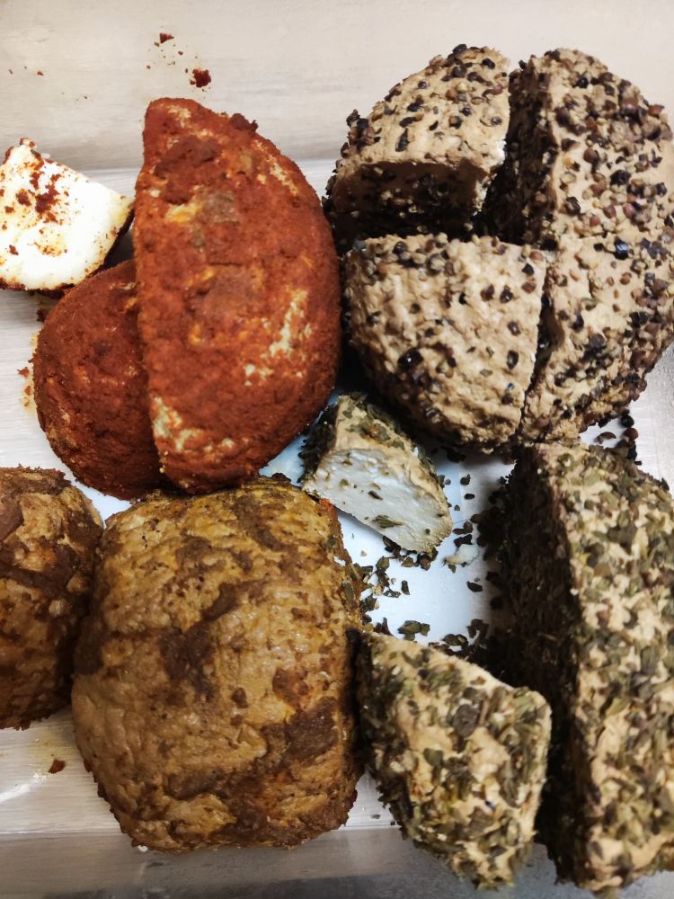 cztery sery obtoczone w różnych przyprawach