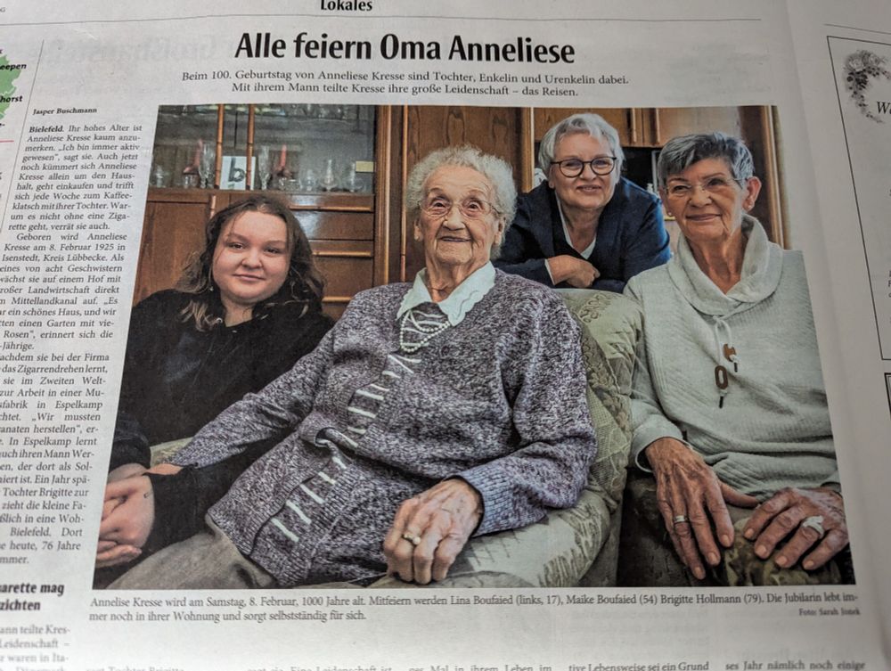 Das Foto zeigt einen einhundertsten Geburtstag. In der Bildunterschrift steht leider, dass es der eintausendste Geburtstag ist.