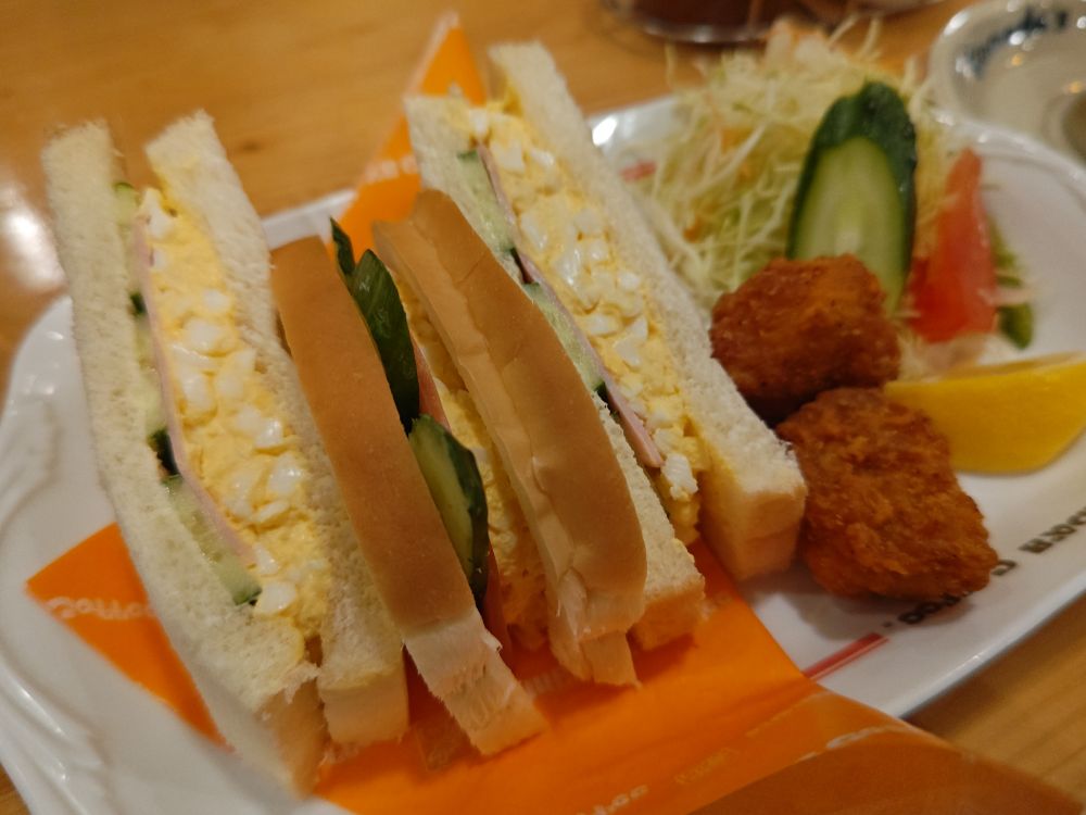 コメダ珈琲の昼プレート。ミックスサンドと唐揚げ2個、サラダが乗っています
