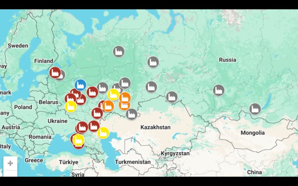 Eine Karte mit Angabe wo in Russland Erdölraffinerien stehen. Diese werden von der Ukraine gezielt angegriffen, um weitere Einnahmen der russischen Kriegswirtschaft zu schädigen. Selbst die kleinen Drohnen richten immer wieder nennenswerten Schaden an, der jedesmal durch Spezialist:innen aufwändig und teuer repariert werden muss, bevor neues Öl exportfertig gemacht werden kann. 
