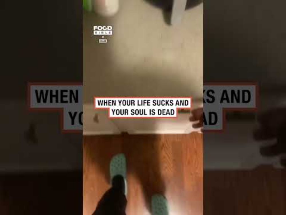 Man cheered up by garlic bread 🥖 😂            🎥: AGiftFromTodd via Collab