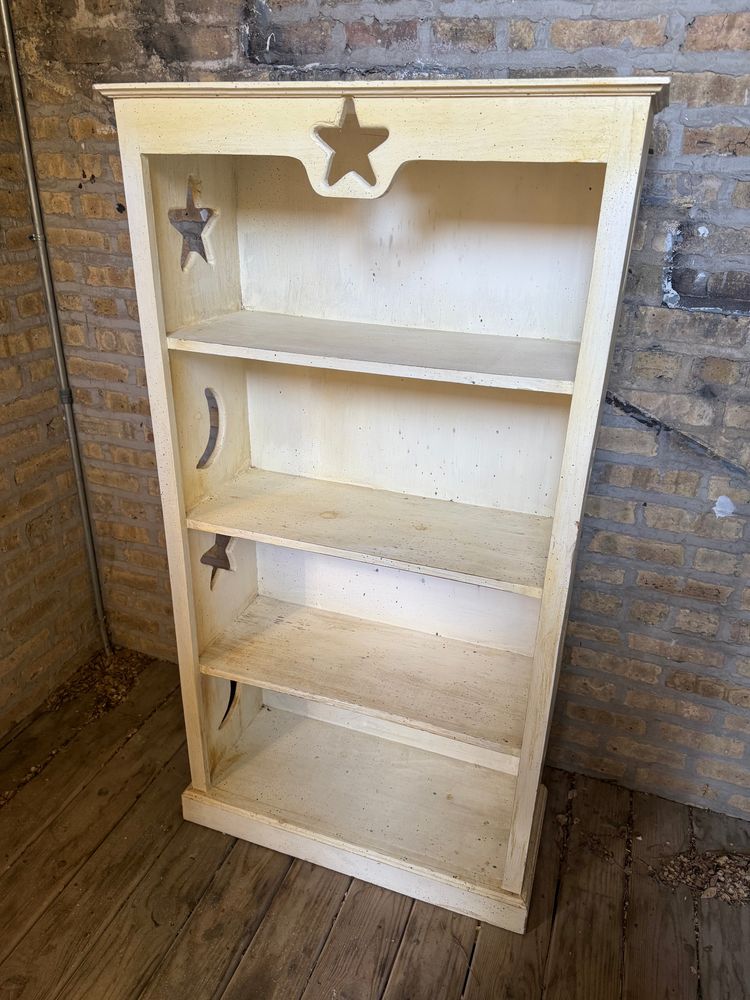 The original shelf, a nice base but with yellowed paint with random black specks on it. 