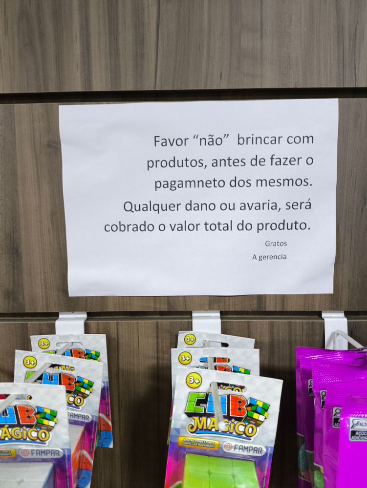 Placa com os dizeres: Favor "não" brincar com produtos, antes de fazer o pagamneto dos mesmos. Qualquer dano ou avaria, será cobrado o valor total do produto.