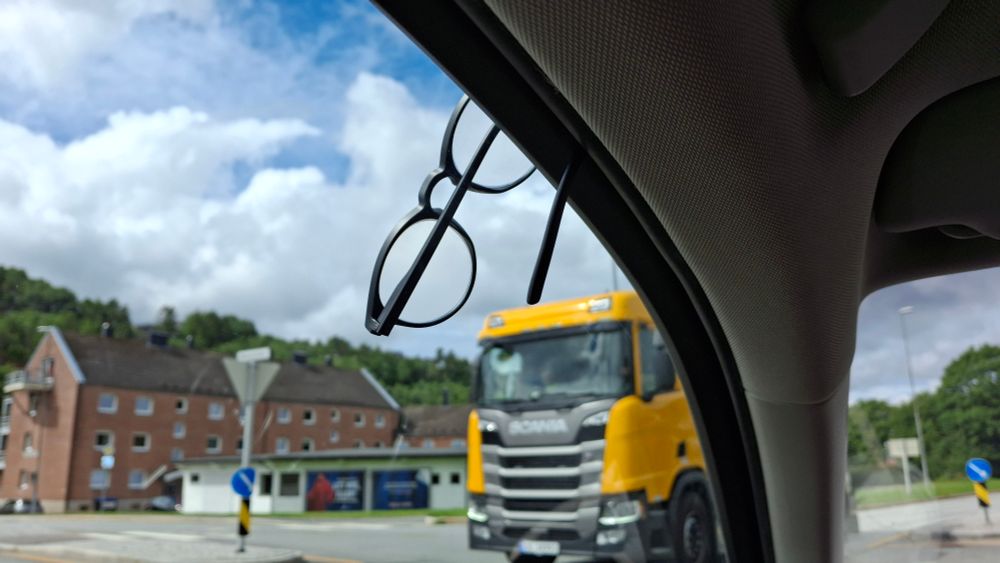 Briller fastklemt i en bildør