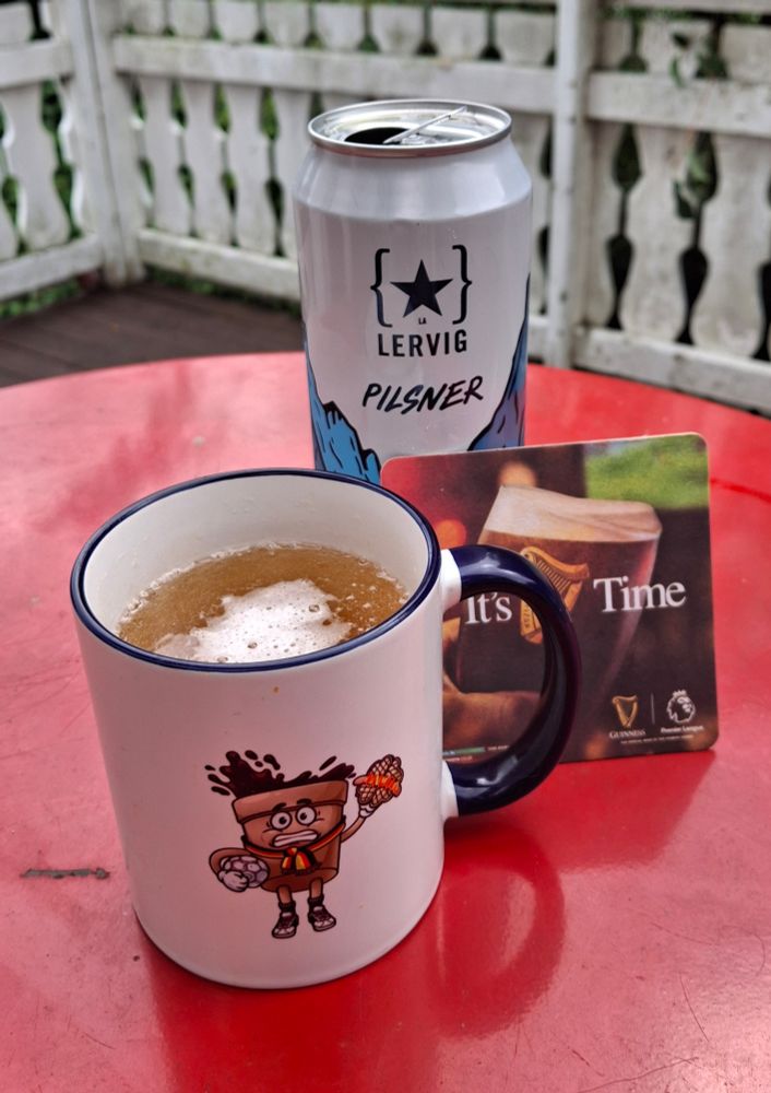 Pils i Kald Kaffe-kopp.
