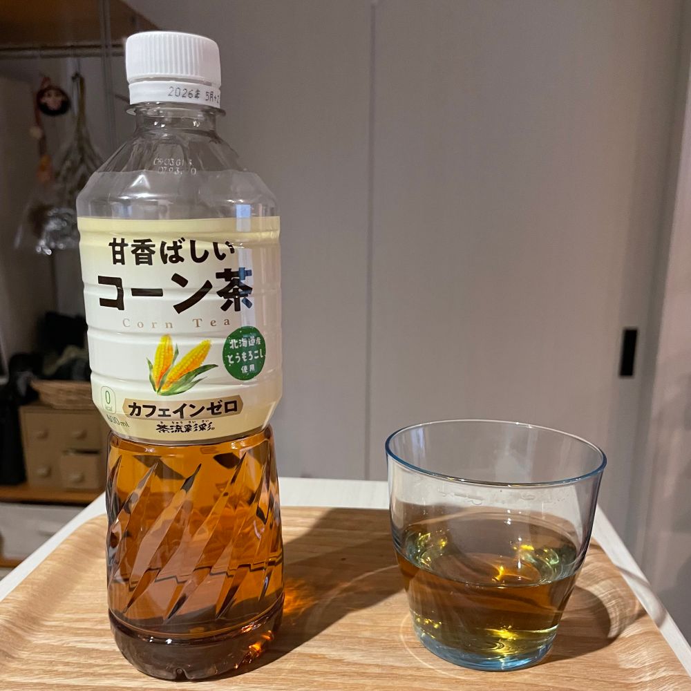 コーン茶のペットボトルとグラス