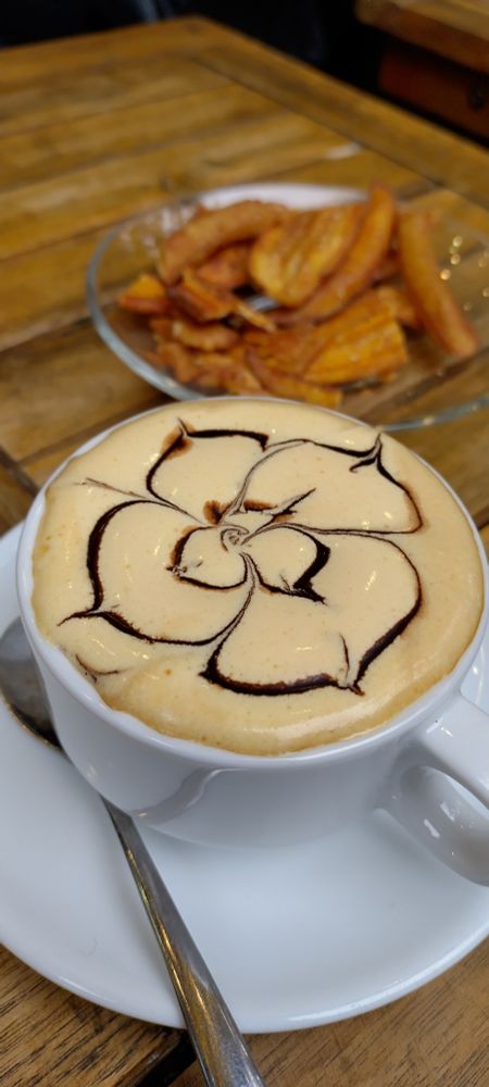 Tasse Kaffee mit Eigelb-Schaum, Spezialität in Hanoi