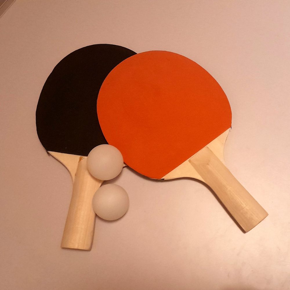 2 table tennis rackets and 2 balls