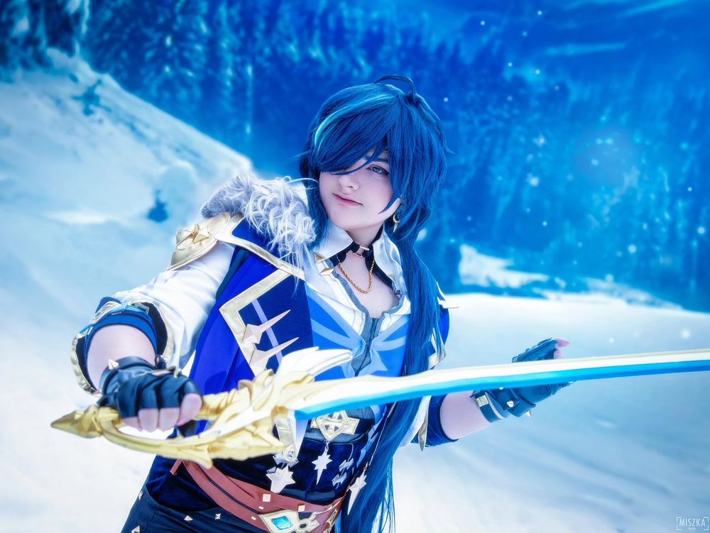 Kaeya cosplayer, holding a sword in the mountines. His ready to attack. 