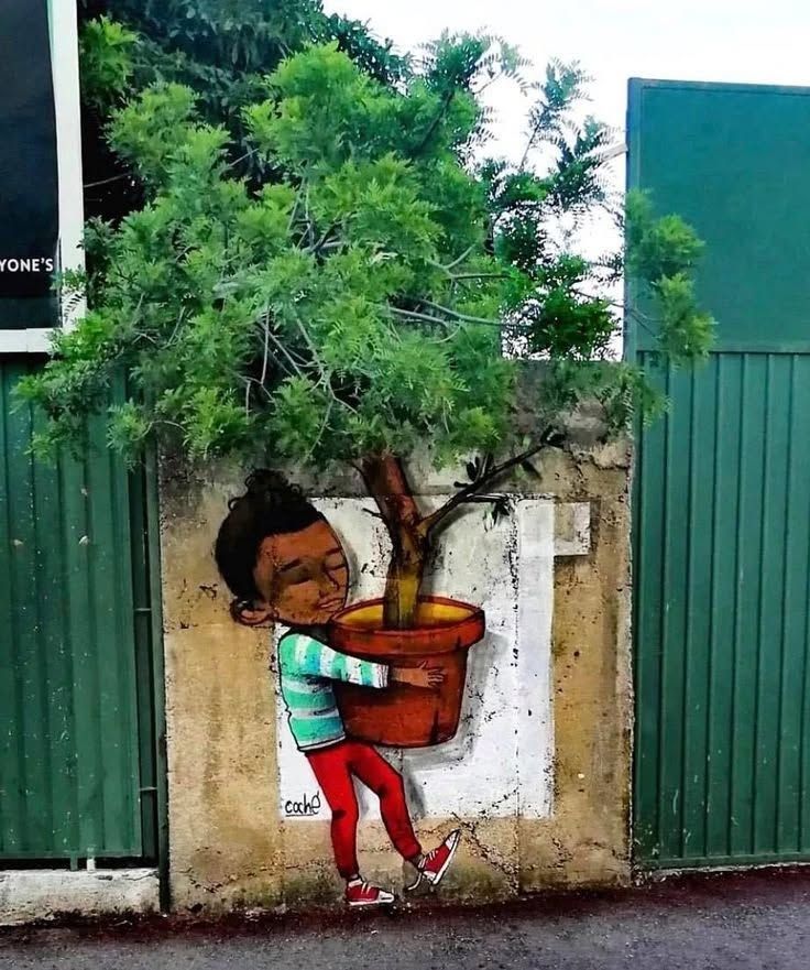 Das Bild zeigt ein Wandgemälde oder Graffiti, das ein Kind darstellt, das einen Baum in einem Topf trägt.
Die Kunstform ist Street Art, die oft Botschaften über Umwelt, Gesellschaft oder persönliche Themen vermittelt.
Das Motiv des Kindes, das einen Baum pflanzt oder umsiedelt, symbolisiert oft Hoffnung, Wachstum, Umweltschutz und die Verantwortung der jüngeren Generation für die Natur.
Das Wandgemälde befindet sich auf einer Mauer, möglicherweise im städtischen Raum, was die Botschaft der Natur in der Stadt hervorhebt.
Die Signatur "coche" deutet auf den Künstler oder die Künstlergruppe hin, die dieses Werk geschaffen hat