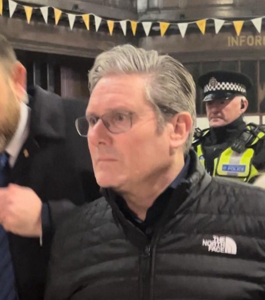 ham faced gizmo bait keir starmer flanked by his thugs