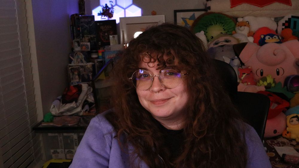 Kiwisnstars poses for a going live on Twitch post. Kiwisnstars is live with Baldur's Gate 3 on https://twitch.tv/kiwisnstars